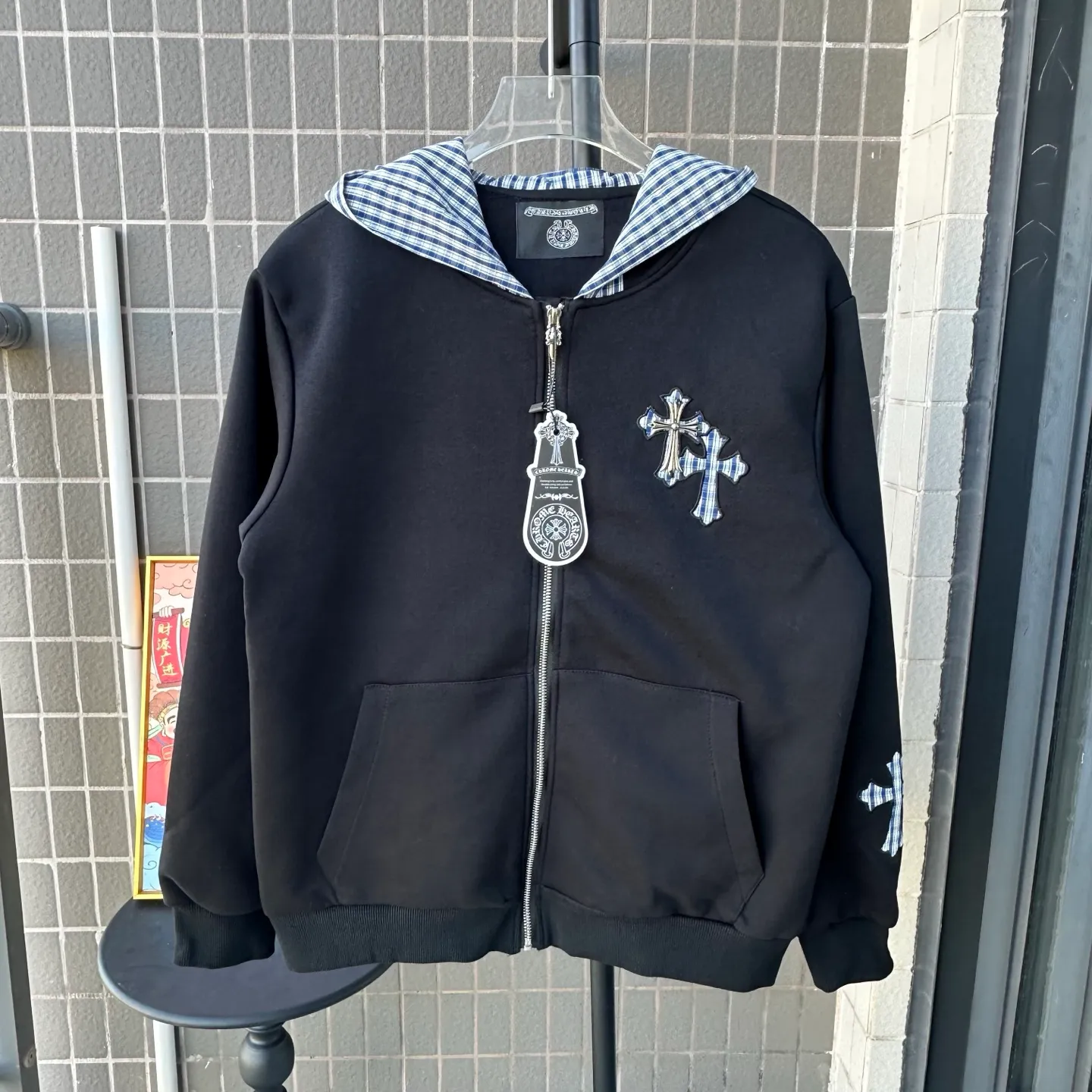 P330 Style No.: TT109 𝗖𝗵𝗿𝗼𝗺𝗲 𝗛𝗲𝗮𝗿𝘁𝘀/Cro Xin 2025 washed and burnt patch embroidered autumn and winter new original single counter American patchwork 3D three-dimensional couple casual cardigan plus velvet sweatshirt 👑The highest version! Customized fabric 480g tripe terry fabric! American acid-washed and distressed original fabric, laser burning + patch embroidery, exquisite embroidery of letters! The best-selling model in the counter, very comfortable to wear. Accessories: original molded and authenticated collar label➕100% silk wash label. Genuine purchase-grade original hangtag➕matching hanging rope➕3D hanging beads➕original packaging bag. Craftsmanship: The original version has consistent wiring! The highest version of the armhole matching technique! Color: Black Size: S-XL